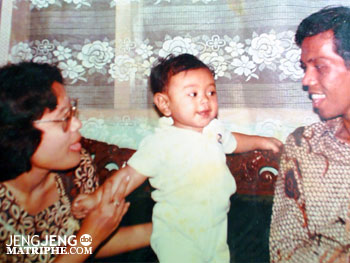 Saya di antara ayah dan ibu