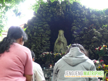 Berdoa di depan Goa Maria
