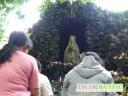 Berdoa di depan Goa Maria