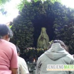 Berdoa di depan Goa Maria