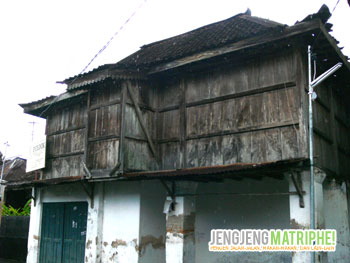 Langgar Dhuwur tampak belakang