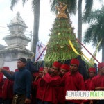Abdi Dalem membawa Gunungan Jaler