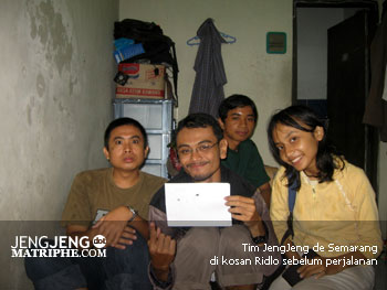 Tim JengJeng de Semarang di kosan Ridlo sebelum perjalanan