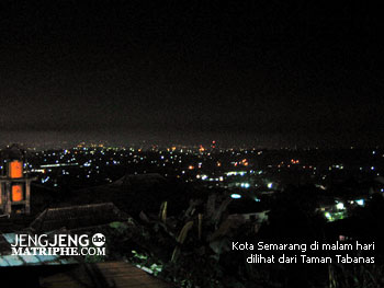 Kota Semarang di malam hari dilihat dari Taman Tabanas