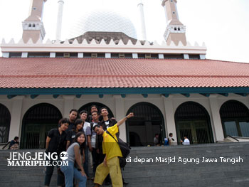 di depan Masjid Agung Jawa Tengah