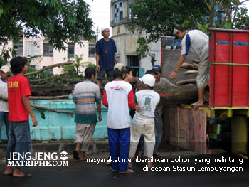 masyarakat membersihkan pohon yang melintang di depan Stasiun Lempuyangan
