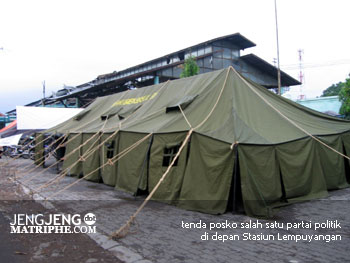 tenda posko salah satu partai politik di depan Stasiun Lempuyangan