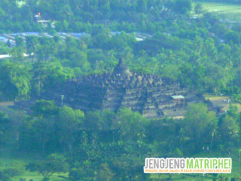 Borobudur nampak dari Puncak Suroloyo