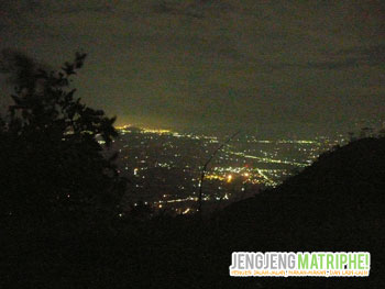 Pemandangan lampu kota Magelang di waktu malam