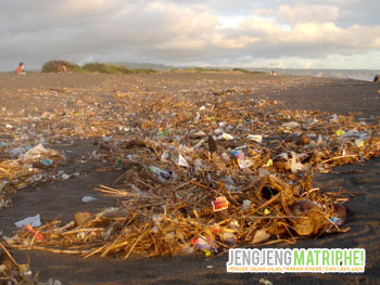 Sampah berserakan di Pantai Pandansari