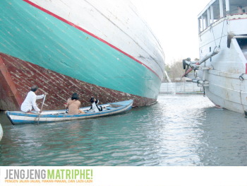 Perahu mungil di antara kapal