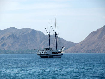 Kapal pesiar menuju Pulau Komodo