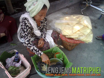 Penjual pecel semanggi