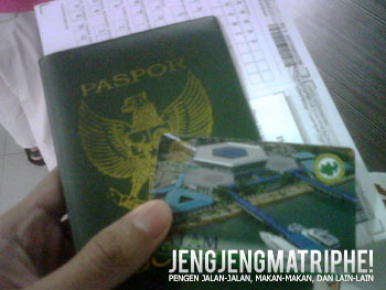 Paspor, dokumen exit permit, dokumen entry permit, dan boarding-pass.