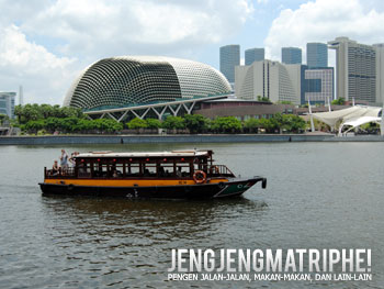 Bamboat Singapore River Cruise yang melintas di depan gedung Esplanade Theater